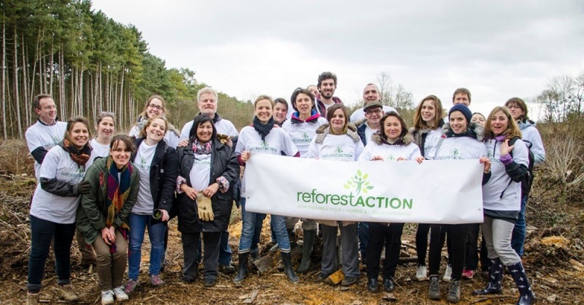 Équipe d'entreprise participant à une journée de reforestation avec Reforest'Action dans le cadre d'un séminaire RSE.